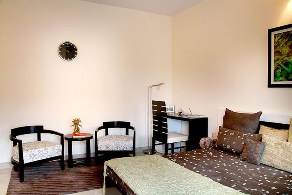 Ac Beautiful Luxury stay in Omaxe Vrindavan Jai bankebihariji by Shishamare