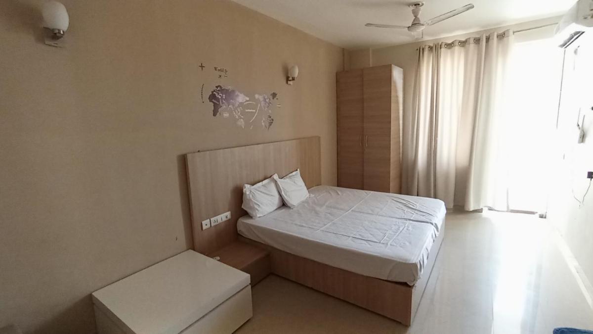 Ac Beautiful Luxury stay in Omaxe Vrindavan Jai bankebihariji by Shishamare