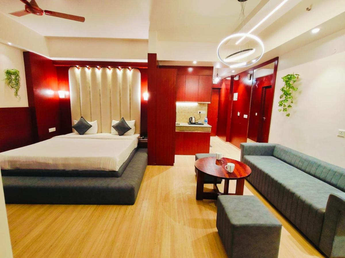 Golden Penthouse – Couple Friendly – DLF My pad, Gomtinagar, Lucknow