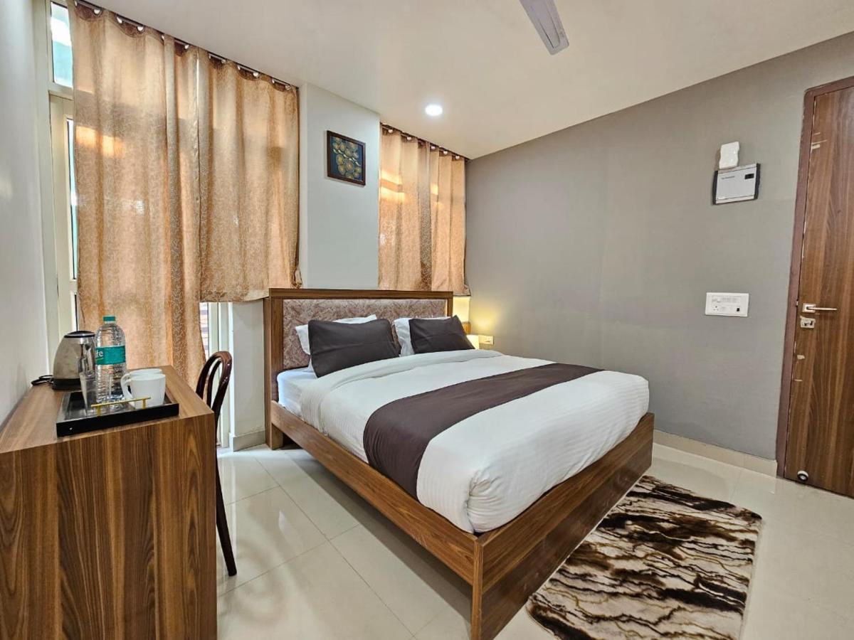 Hotel Vistacrest Noida Sector 104