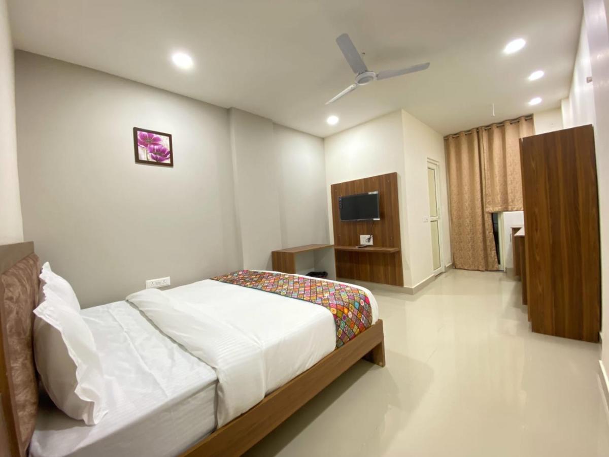 Hotel Vistacrest Noida Sector 104