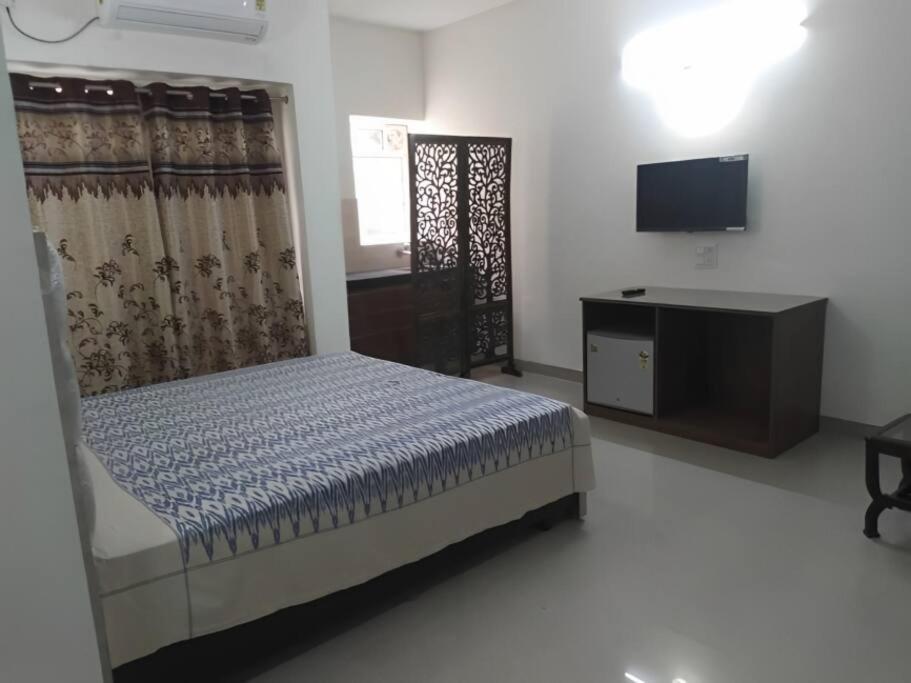 Newly Renovated Apartment in Omaxe – Married Couple Only