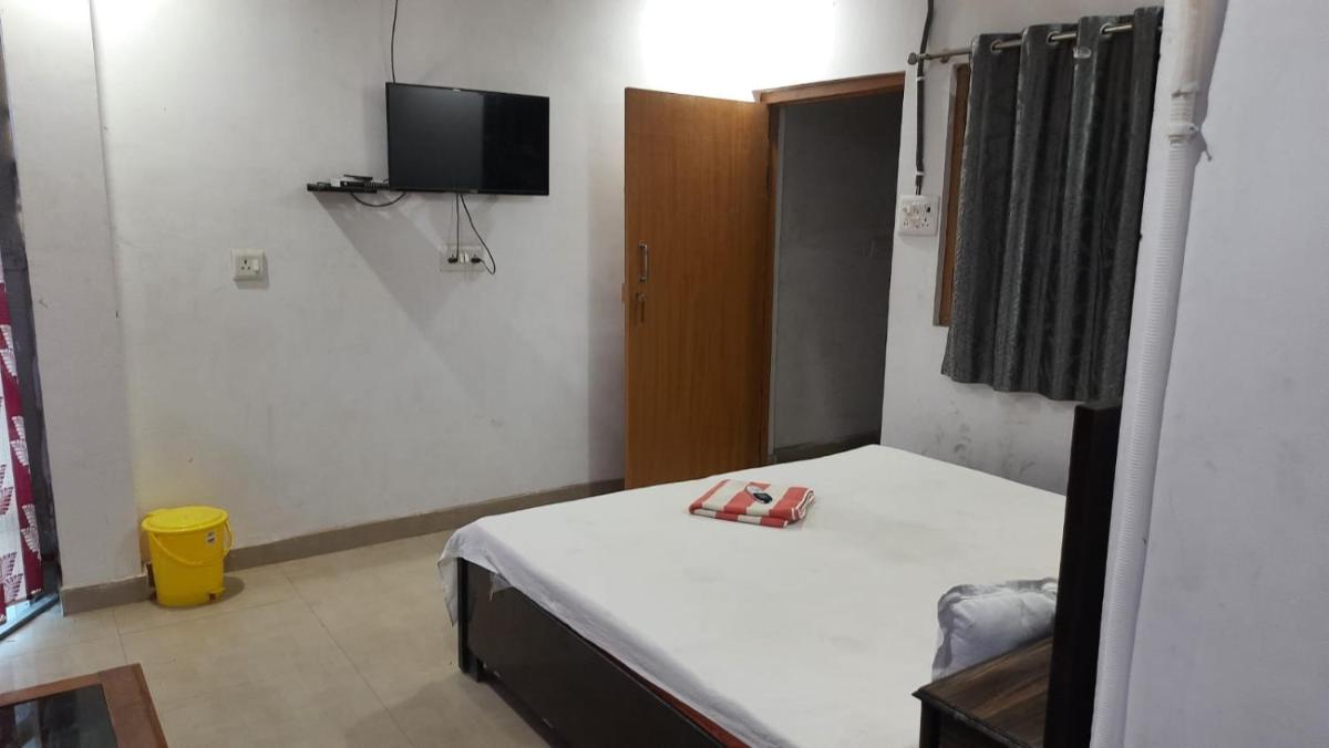 STAYMAKER Hotel Raj Ganga