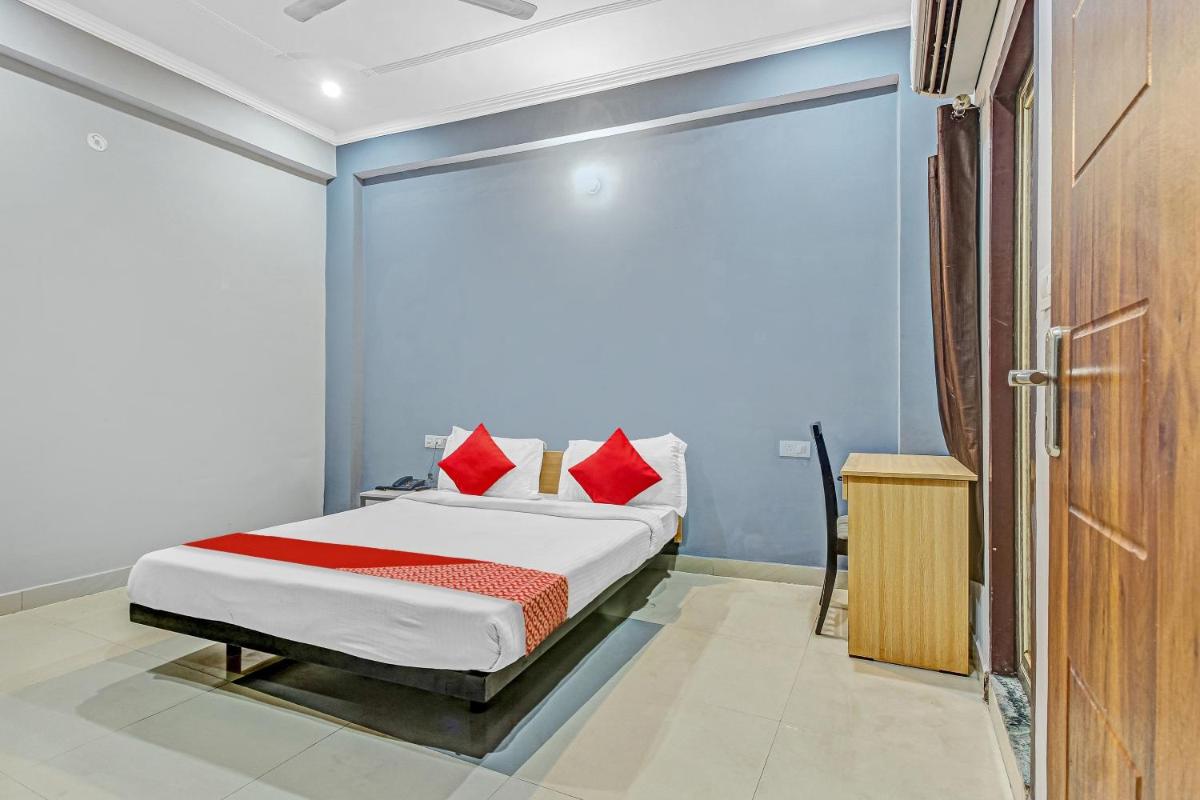 Super OYO Hotel O Orphic Inn Near Munshi Pulia Metro Station