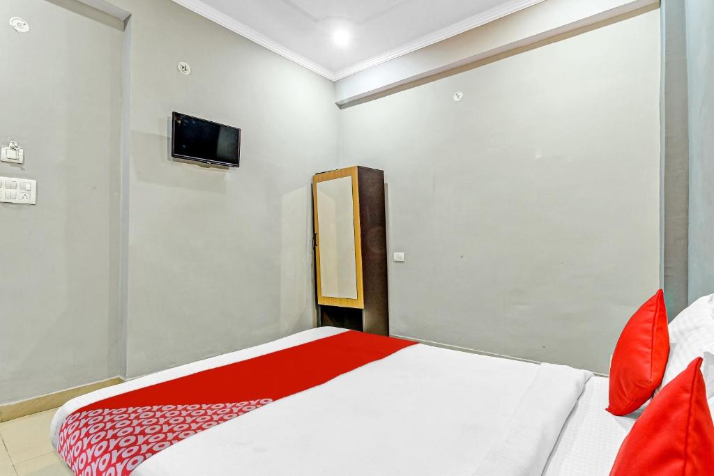 Super OYO Hotel O Orphic Inn Near Munshi Pulia Metro Station