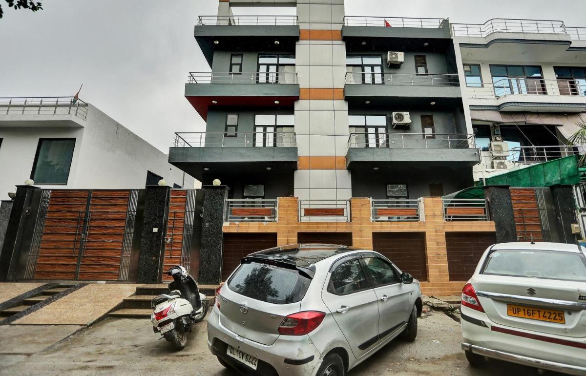 Townhouse Happy Keys Near Iskcon Temple Noida