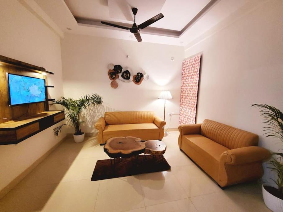 Utopia’ 2BHK Entire Apt In Noida